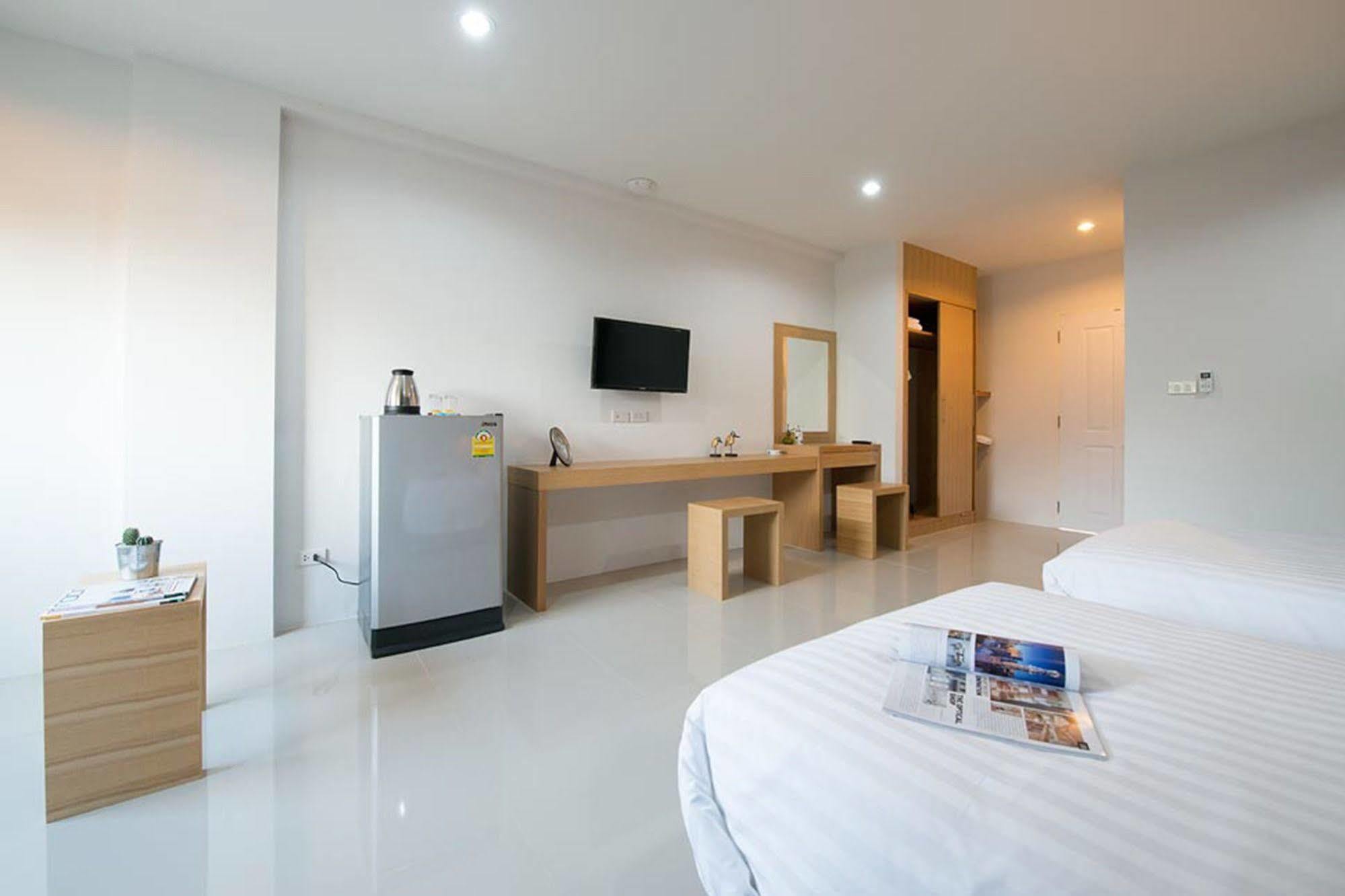 Pixel Hostel Phuket Airport Thalang Buitenkant foto