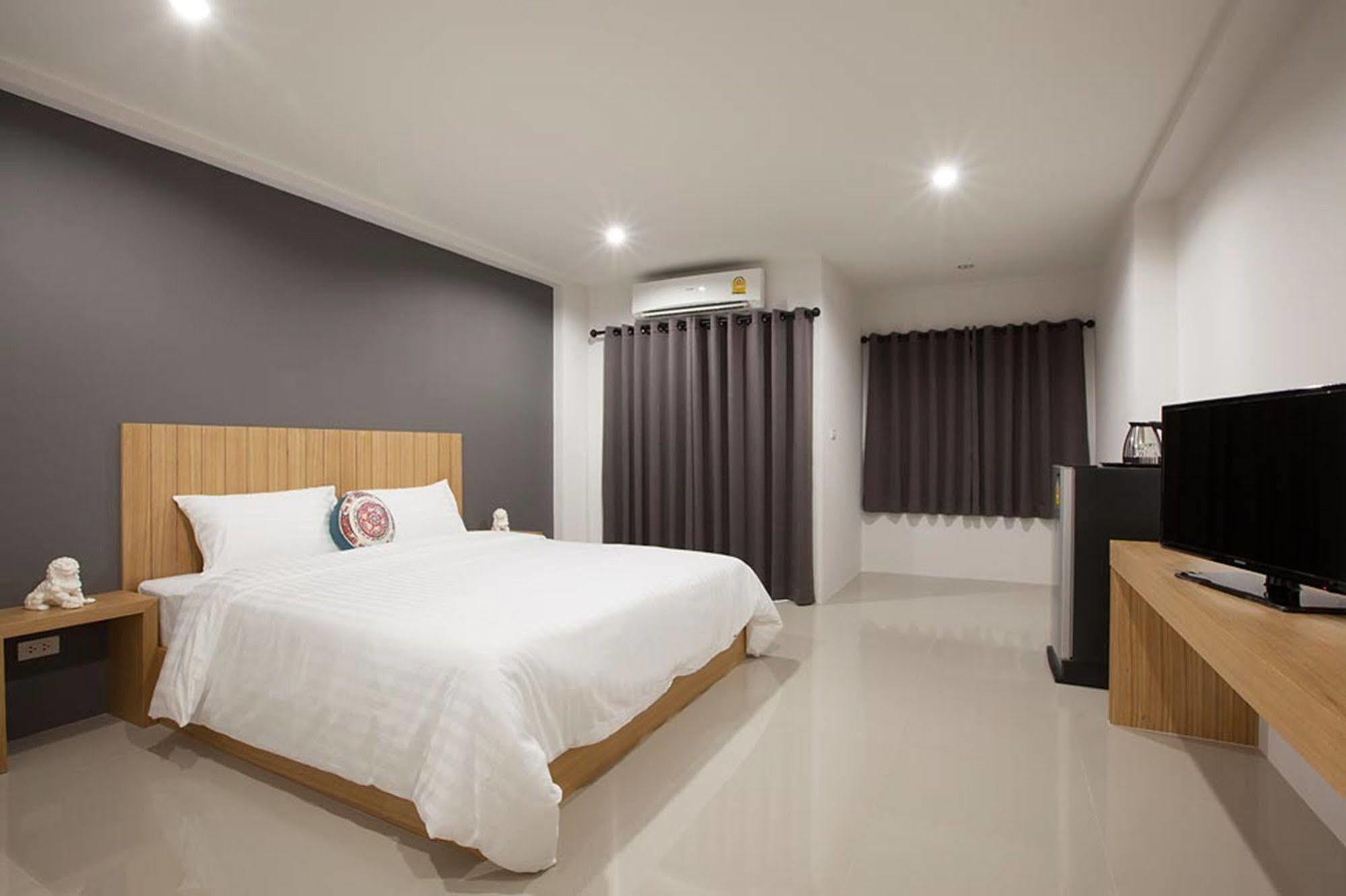 Pixel Hostel Phuket Airport Thalang Buitenkant foto