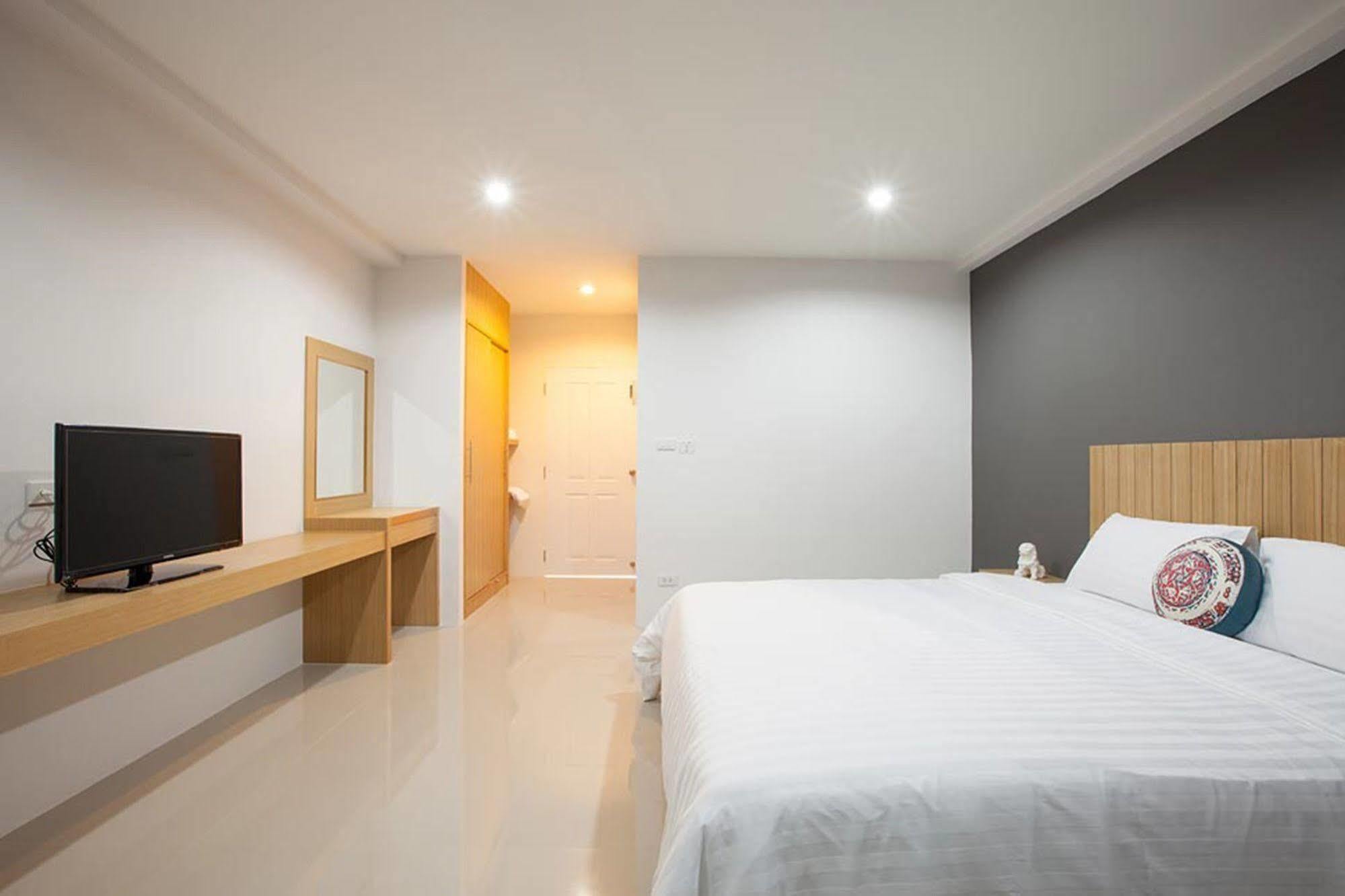 Pixel Hostel Phuket Airport Thalang Buitenkant foto